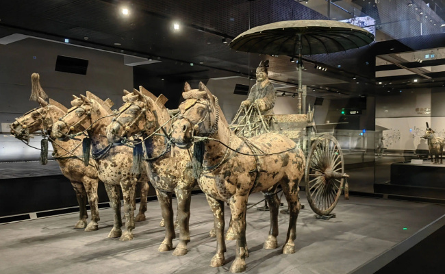 ​秦始皇两座驾首次同时在哪里展出， 有何特点