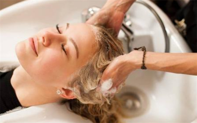 每天洗头发有啥危害，间隔多长时间洗头最好