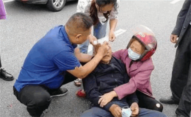 扶老人被讹，要不要追究诬陷者责任