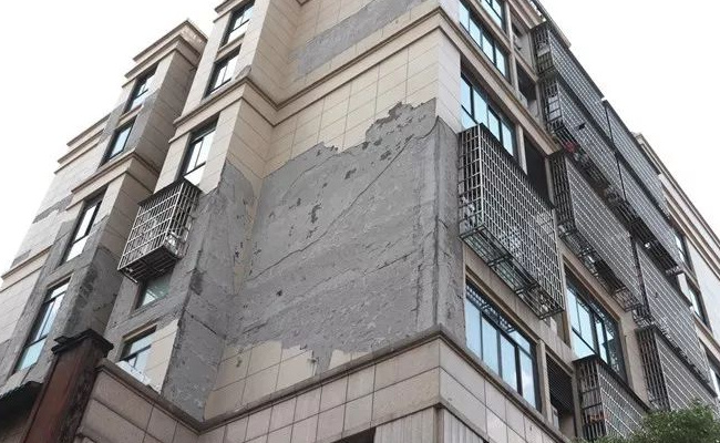 外墙脱落进入高发期，高龄住宅老年病如何治