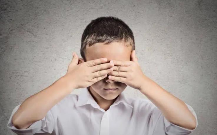 幼儿眨眼睛是什么原因引起的 纠正孩子眨眼小妙招