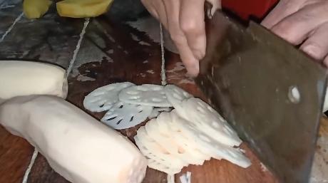 糖醋莲菜的做法详细步骤 糖醋莲菜怎么做才脆和不变色